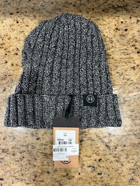 NWT SPYDER BOARDS CLASSIC BLK AND WHITE HEATHER SNOW BEANIE NEVER WORN PRISTINE